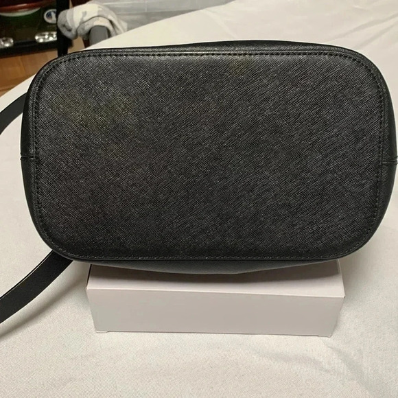 HENRI BENDEL Purse,bucket bag. Inside is Gorgeous, 1 callout in the last pic. - Picture 4 of 8